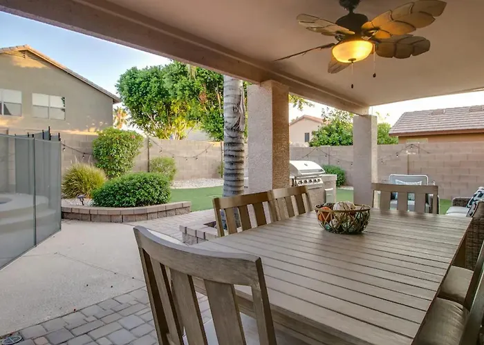 Massive 5 Bdrm Getaway Wpool Hot Tub Game Holiday home Gilbert